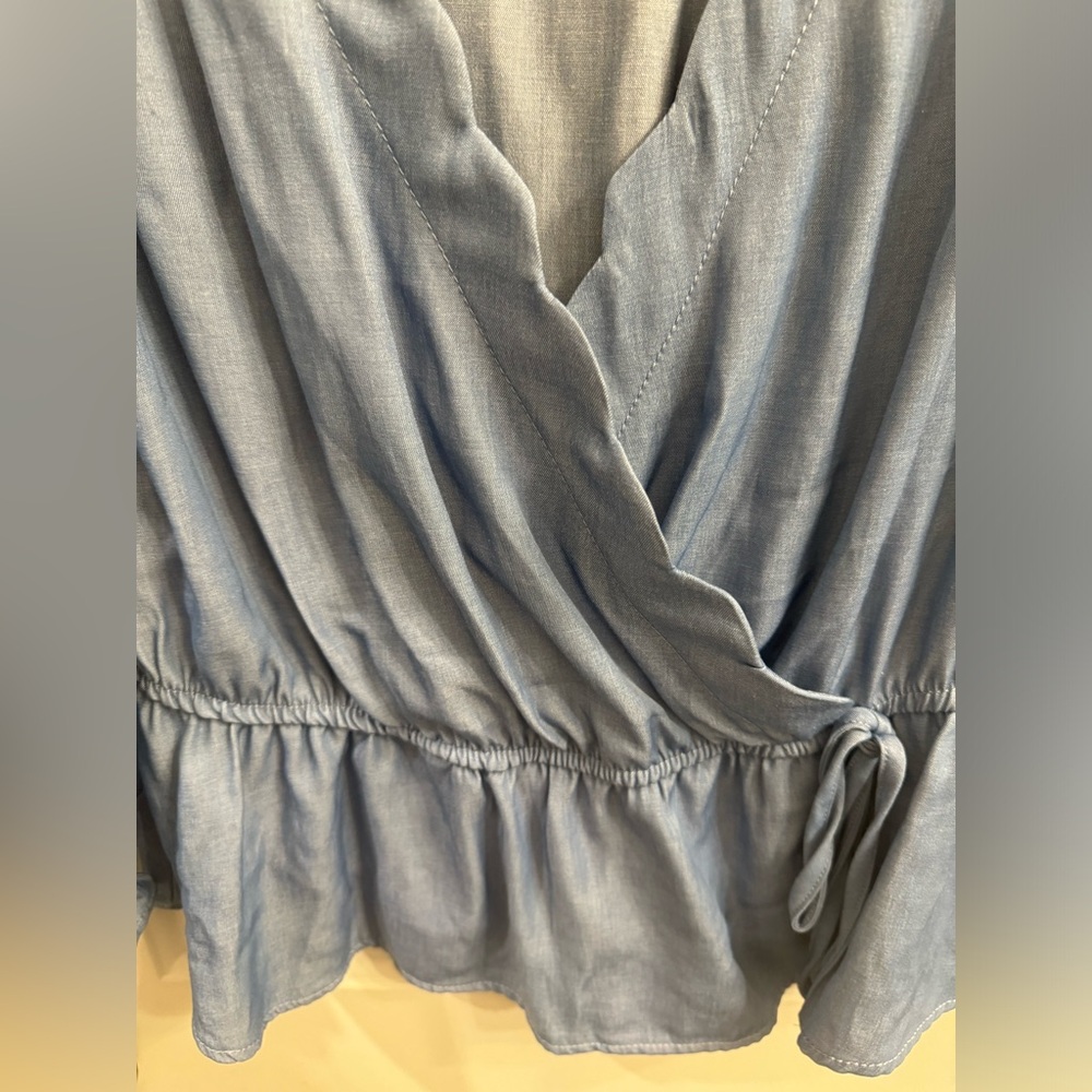 Coco & Shay NWT XL Denim Faux Wrap Top - Picture 3 of 6